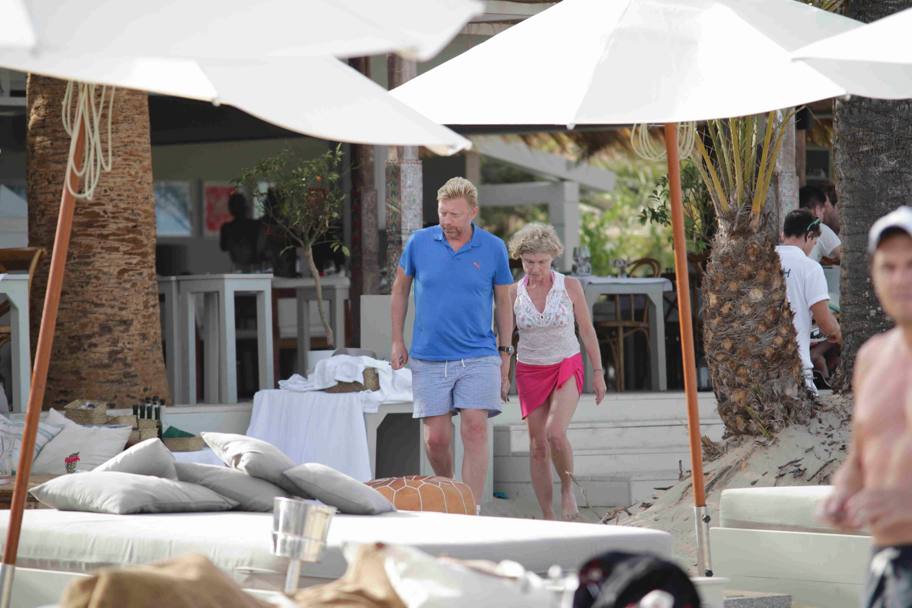 Mentre il suo pupillo, Novak Djokovic si concede una breve luna di miele casalinga, Boris Becker e la moglie Lilly Kerssenberg hanno portato i figli a Ibiza. (Olycom)